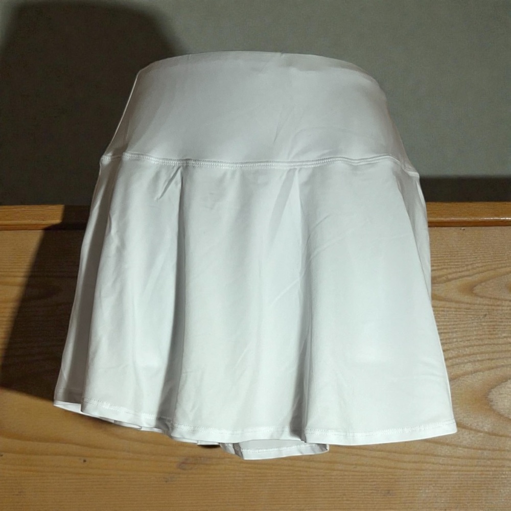 NWT White High-Stretch Flowy Skort – Size XS